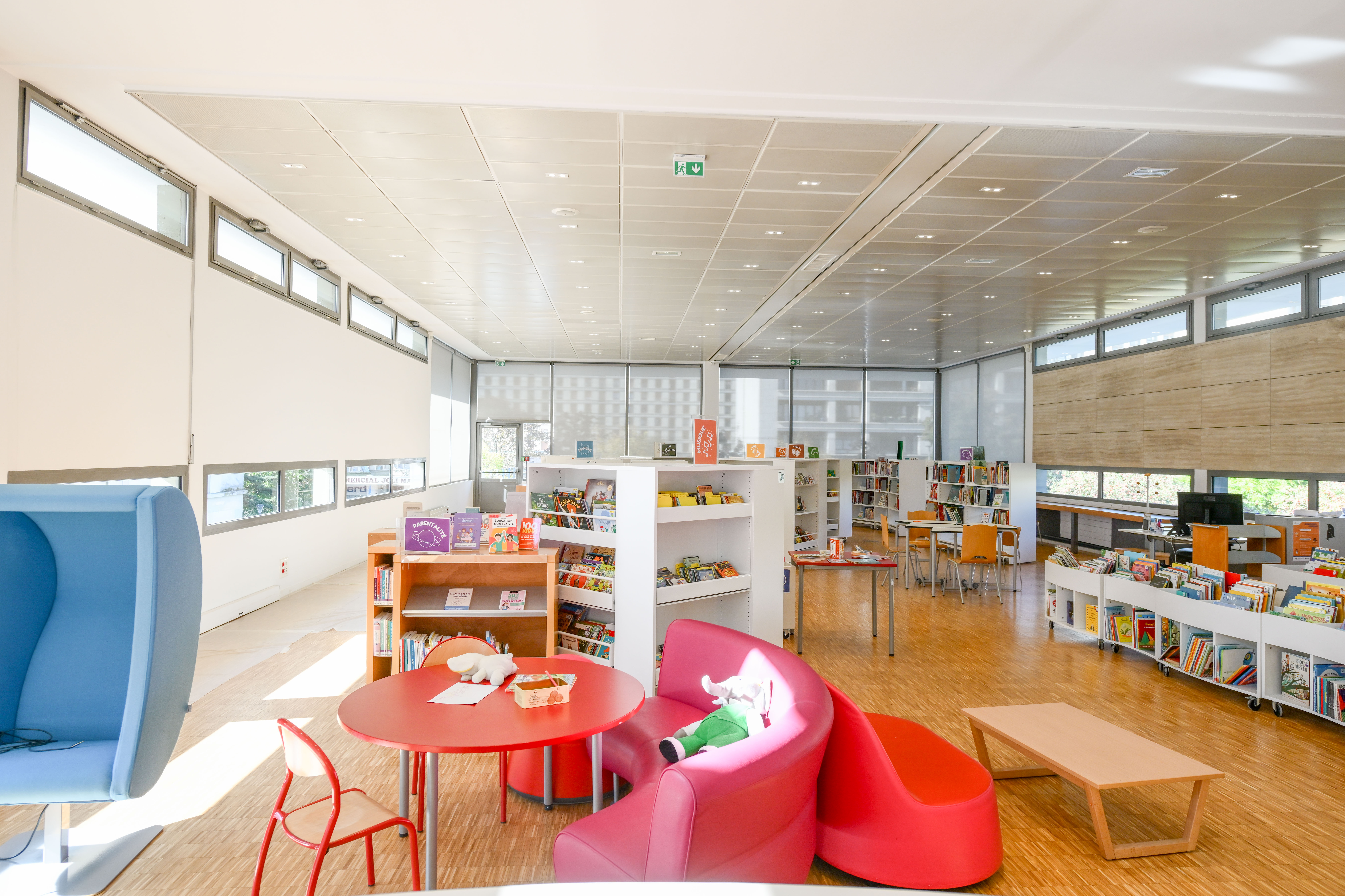 Médiathèque de Meudon – Banques d'accueil et signalétique